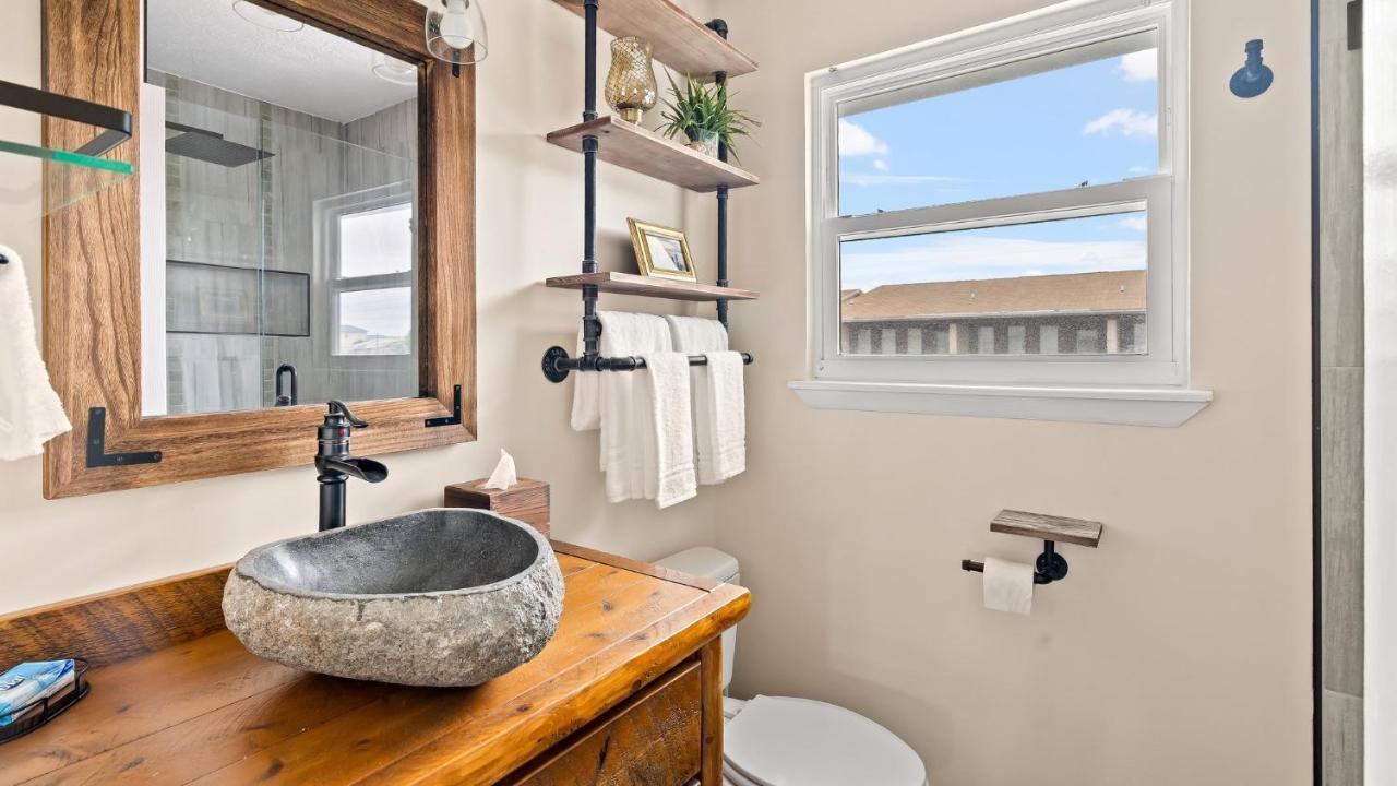 Pet Friendly Townhome With Gulf Views And Hot Tub Right Across From Beach And Schooners Panama City Beach Exterior photo